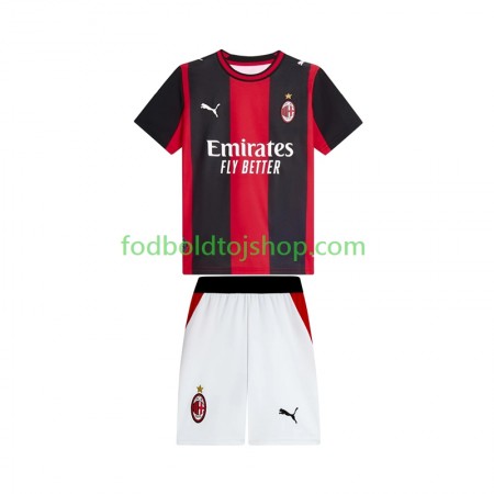AC Milan Børn Hjemme Fodboldsæt 2026-27 S/S (+ Korte bukser) AC Milan Børn Hjemme Fodboldsæt 2026-27 S/S (+ Korte bukser)